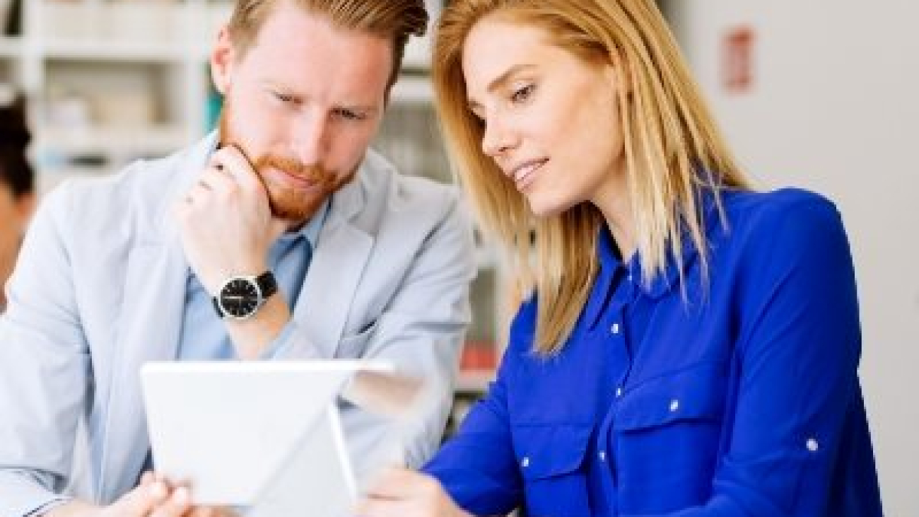 demo-attachment-307-business-people-in-office-5HLCX4S-1